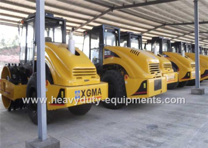 O rolo de estrada vibratório hidráulico XG6201 que tem 3 seguros e seguros encena o sistema de travagem